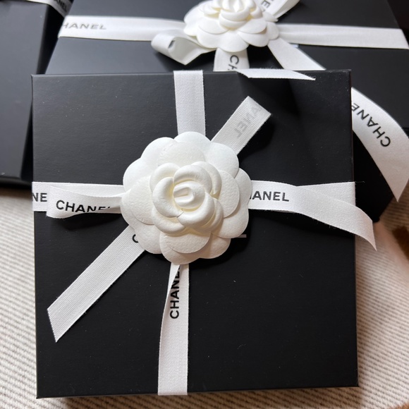 NEW Chanel 23P Puppy Dog CC Heart Charm 60 Square Silk Scarf Pink White Beige - Picture 9 of 9